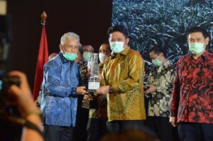 Kemudahan Pelayanan Perizinan Membuat Kabupaten OKI jadi Juara Dalam Penghargaan Invesment Award 2020 Sumatera Selatan *Realisasi Investasi Overtarget