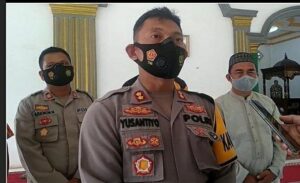 Putus Mata Rantai Penyebaran Virus Covid 19 Polres Ogan Ilir Gelar Penyemprotan Disinfektan dan Pembagian Masker