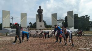 Peringati Hari Bebas Sampah MRI, ACT  dan Komunitas Sepeda Ogan Ilir Bersihkan Taman Pancasila