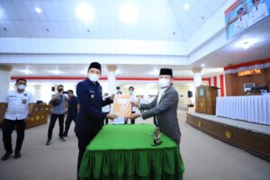Pimpin Sidang Persetujuan 6 Raperda, Ketua DPRD Soeharto Minta Eksekutif Menjalankan Terutama Perda Desa-Kelurahan dan Perda Kepariwisataan