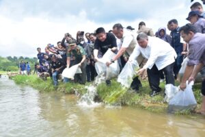 Lestarikan Kearifan Lokal, Herman Deru “Bekarang” Bersama Warga Pseksu Kabupaten Lahat