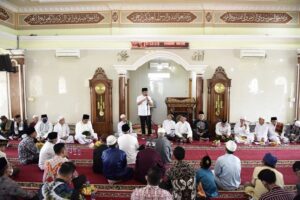 Safari Jum’at di Masjid Istiqlal Sematang Borang, Herman Deru  Pantau Infrastruktur Pemukiman Warga