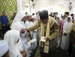 Silaturahmi Dengan Jemaah  Masjid Jami Babussalam Gelumbang, Herman Deru Santuni Anak Yatim  Sekaligus Serahkan  Mobil Ambulance