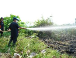Bareng Petugas BPBD, Pj Bupati Apriyadi Padamkan Karhutlah di Dusun Lame