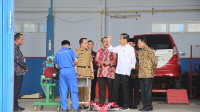 Presiden RI Jokowi Bersama Pj Gubernur Sumsel Agus Fatoni Tinjau SMK Negeri 2 Palembang